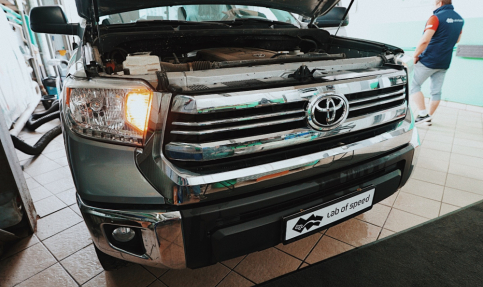 Toyota Tundra 5.7i 381 л.с.